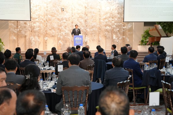 황기철 전 국가보훈처장이 30일 서울 용산구 로얄파크컨벤션에서 국방신문 주최로 열린 ‘6·25 유엔 참전용사 초상화 헌정 및 전시회’에서 환영사를 하고 있다.