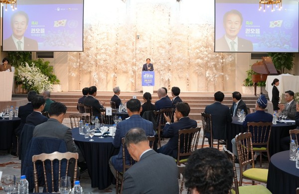 권오을 국가보훈부 장관이 30일 서울 용산구 로얄파크컨벤션에서 국방신문 주최로 열린 ‘6·25 유엔 참전용사 초상화 헌정 및 전시회’ 개막식에서 축사를 하고 있다.