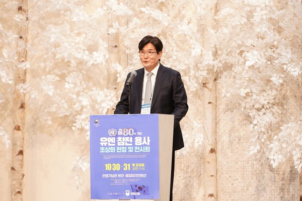 6·25전쟁 참전용사 후손인 유근회 부경실업 대표가 30일 서울 용산 로얄파크컨벤션에서 국방신문 주최로 열린 ‘6·25 유엔 참전용사 초상화 헌정 및 전시회’ 개막식에서 유엔 참전용사의 희생과 헌신에 고마움을 전하는 답사를 하고 있다.