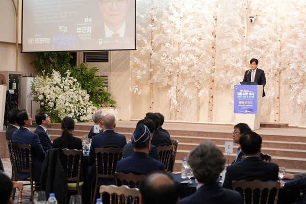 6·25전쟁 참전용사 후손인 유근회 부경실업 대표가 30일 서울 용산 로얄파크컨벤션에서 국방신문 주최로 열린 ‘6·25 유엔 참전용사 초상화 헌정 및 전시회’ 개막식에서 유엔 참전용사의 희생과 헌신에 고마움을 전하는 답사를 하고 있다.