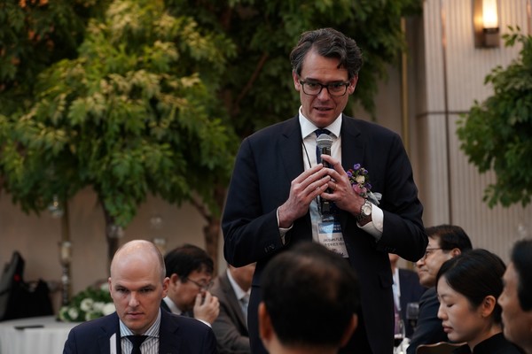 자크 플리스 주한룩셈부르크 대사가 30일 서울 용산구 로얄파크컨벤션에서 국방신문 주최로 열린 ‘6·25 유엔 참전용사 초상화 헌정 및 전시회’ 개막식 오찬에서 인사말을 하고 있다.