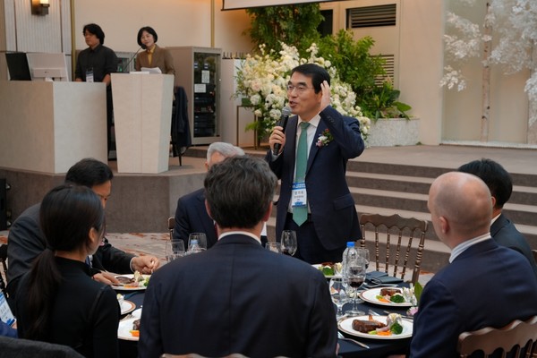 양기대 전 국회의원이 30일 서울 용산구 로얄파크컨벤션에서 국방신문 주최로 열린 ‘6·25 유엔 참전용사 초상화 헌정 및 전시회’ 개막식 오찬에서 인사말을 하고 있다.