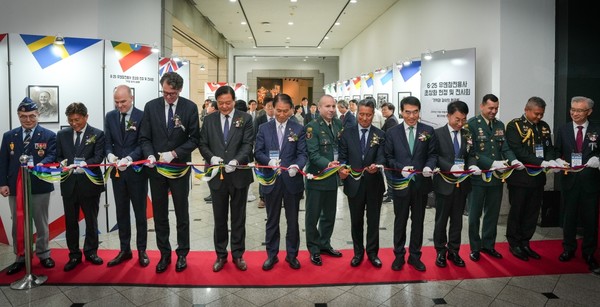 권오을 국가보훈부 장관, 황기철 전 국가보훈처장, 양기대 전 국회의원, 정영식 범한그룹·범한퓨얼셀 회장, 송계신 국방신문 대표, 자크 플리스 주한룩셈부르크 대사, 미킬 클레만스 주한벨기에대사관 공관차석, 프란시스코 알베르토 곤잘레스 주한콜롬비아대사관 전권공사 등 국내외 참석자들이 30일 서울 용산구 로얄파크컨벤션과 전쟁기념관에서 국방신문 주최로 열린 ‘6·25 유엔 참전용사 초상화 헌정 및 전시회’ 개막식에서 테이프 커팅을 하고 있다. 