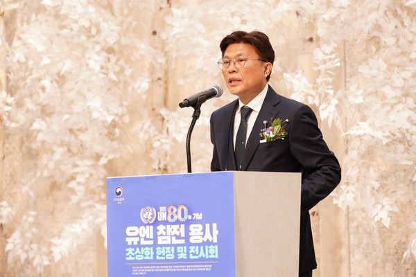 왕해전 국방신문 보훈기획본부장이 30일 서울 용산구 로얄파크컨벤션에서 국방신문 주최로 열린 ‘6·25 유엔 참전용사 초상화 헌정 및 전시회’ 개막식에서 경과보고를 하고 있다.