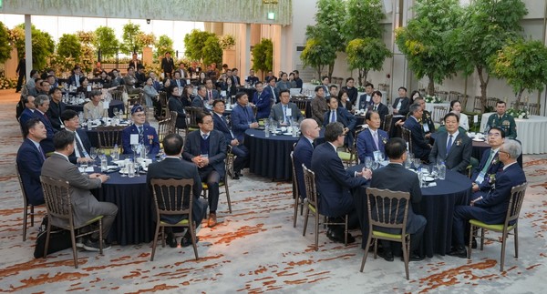 30일 서울 용산구 로얄파크컨벤션에서 국방신문 주최로 열린 ‘6·25 유엔 참전용사 초상화 헌정 및 전시회’ 개막식에 참석한 국내외 내빈들.