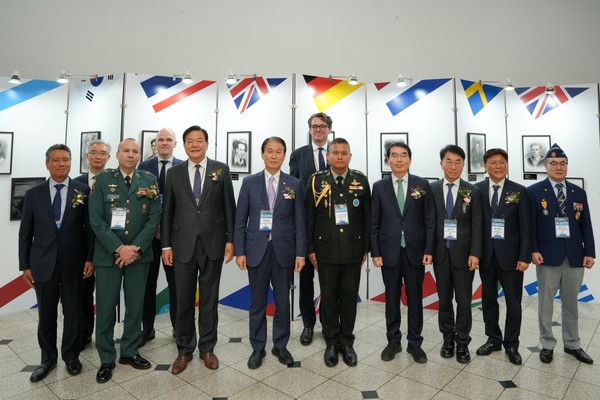 권오을 국가보훈부 장관, 황기철 전 국가보훈처장, 양기대 전 국회의원, 정영식 범한그룹·범한퓨얼셀 회장, 송계신 국방신문 대표, 자크 플리스 주한룩셈부르크 대사, 미킬 클레만스 주한벨기에대사관 공관차석, 프란시스코 알베르토 곤잘레스 주한콜롬비아대사관 전권공사 등 국내외 참석자들이 30일 서울 용산구 로얄파크컨벤션에서 국방신문 주최로 열린 ‘6·25 유엔 참전용사 초상화 헌정 및 전시회’ 개막식에서 참전용사 초상화 앞에서 기념사진을 찍고 있다. 