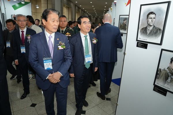 30일 서울 용산구 로얄파크컨벤션에서 국방신문 주최로 열린 ‘6·25 유엔 참전용사 초상화 헌정 및 전시회’ 개막식에서 권오을 국가보훈부 장관(앞줄 왼쪽 첫 번째부터)과 양기대 전 국회의원이 전시된 유엔 참전용사  초상화를 관람하고 있다.