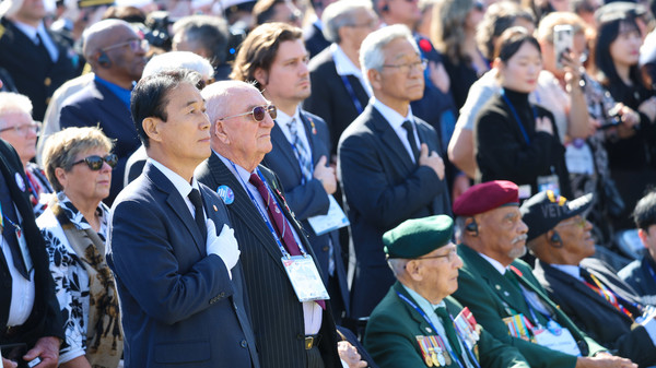  권오을 국가보훈부 장관이 11일 오전 부산 유엔기념공원에서 열린 ‘턴 투워드 부산’ 유엔 참전용사 국제추모의 날 행사에 참석해 주한 참전국 대사 및 참전용사와 유가족 등과 함께 추모하고 있다. (사진=국가보훈부 제공)