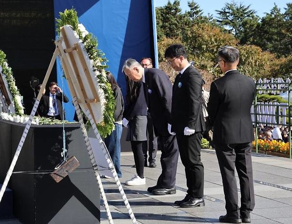 이중근 부영그룹 회장 겸 대한노인회장(오른쪽 세 번째)이 11일 부산 남구 유엔기념공원에서 열린 ‘제19회 유엔 참전용사 국제추모의 날’ 기념식에서 국민 대표로 참석해 헌화하고 있다. (사진=부영그룹 제공)