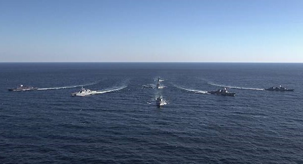 10일 경북 포항시 인근 동해상에서 실시한 기동함대 해상 기동훈련에서 지휘함인 서애류성룡함을 기점으로 왼쪽엔 정조대왕함과 왕건함이, 오른쪽엔 율곡이이함, 강감찬함이 차례로 배치됐고 가운데에 군수지원함 대청함·천지함이 위치하는 전술 기동을 하고 있다. (사진=해군 제공)